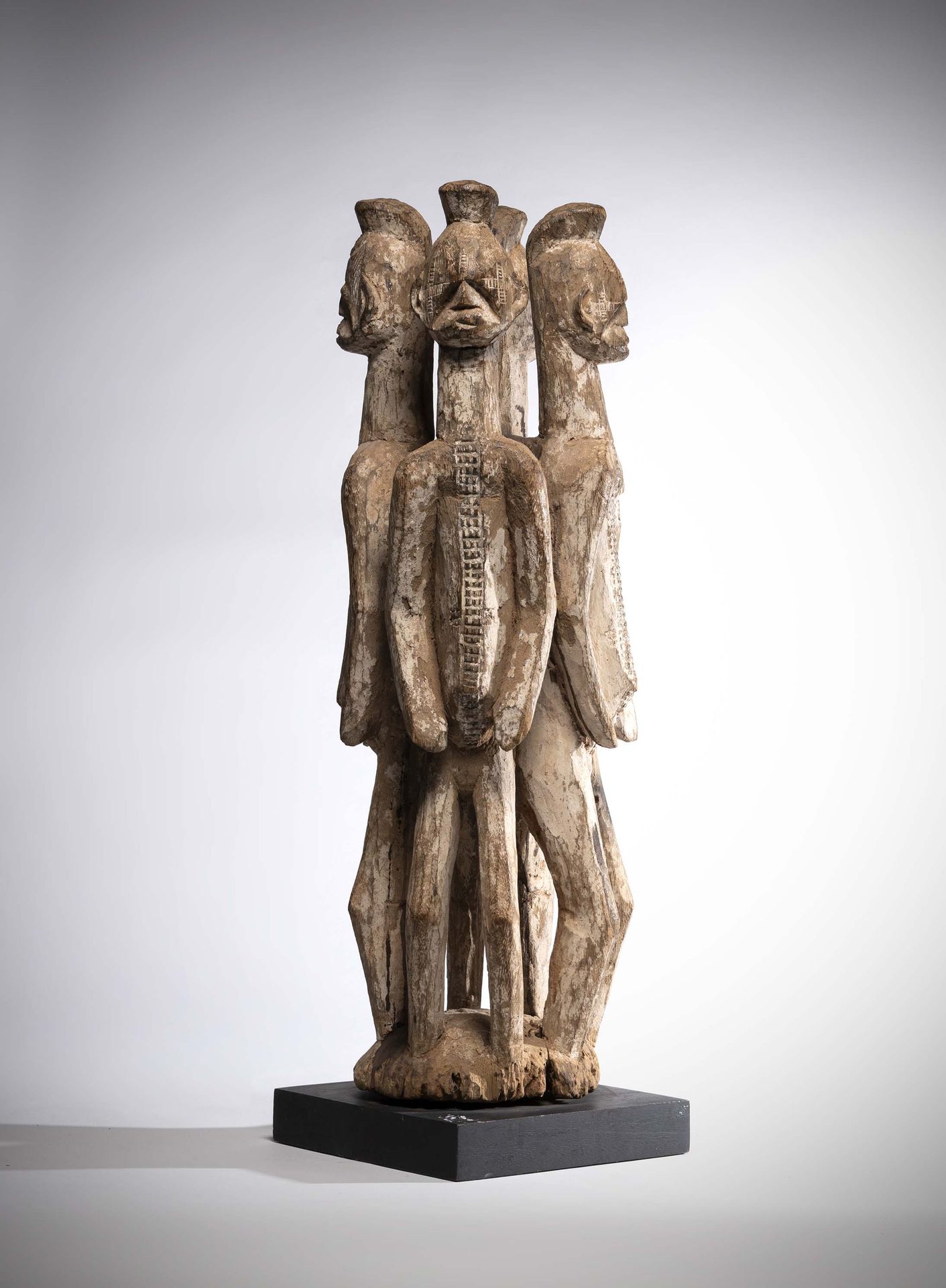 Null 伊博

(尼日利亚）重要的祭坛雕塑，由四座男性和女性雕像组成，部分被高岭土覆盖。

精心雕刻的脸部带有传统的 "一 "字形额头疤痕 高：66厘米