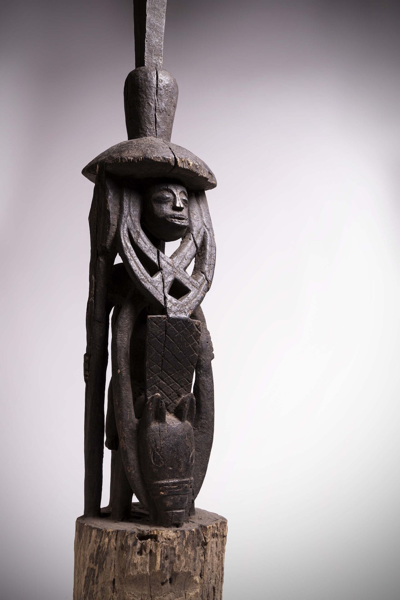Null 约鲁巴语

(尼日利亚)圣殿优雅的廊柱，代表一个骑手，他的脸被镂空的装饰所包围。

背面是一个音乐家用他的两只手在下巴下合力拿着一个哨子，深黑色的铜锈&hellip;