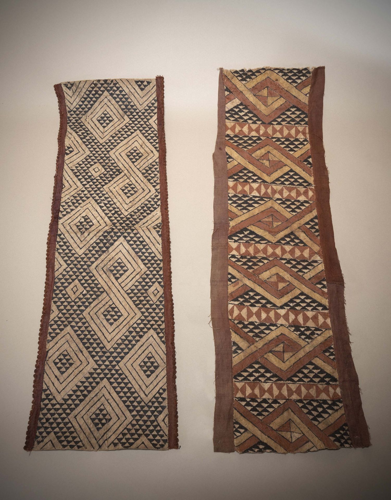 Null 库巴

(DRC) 两张拍打的树皮地毯，边上有酒椰树编织的图案，上面有红色和黑色的几何装饰。

Coll Cardon Paris.

 118x37&hellip;