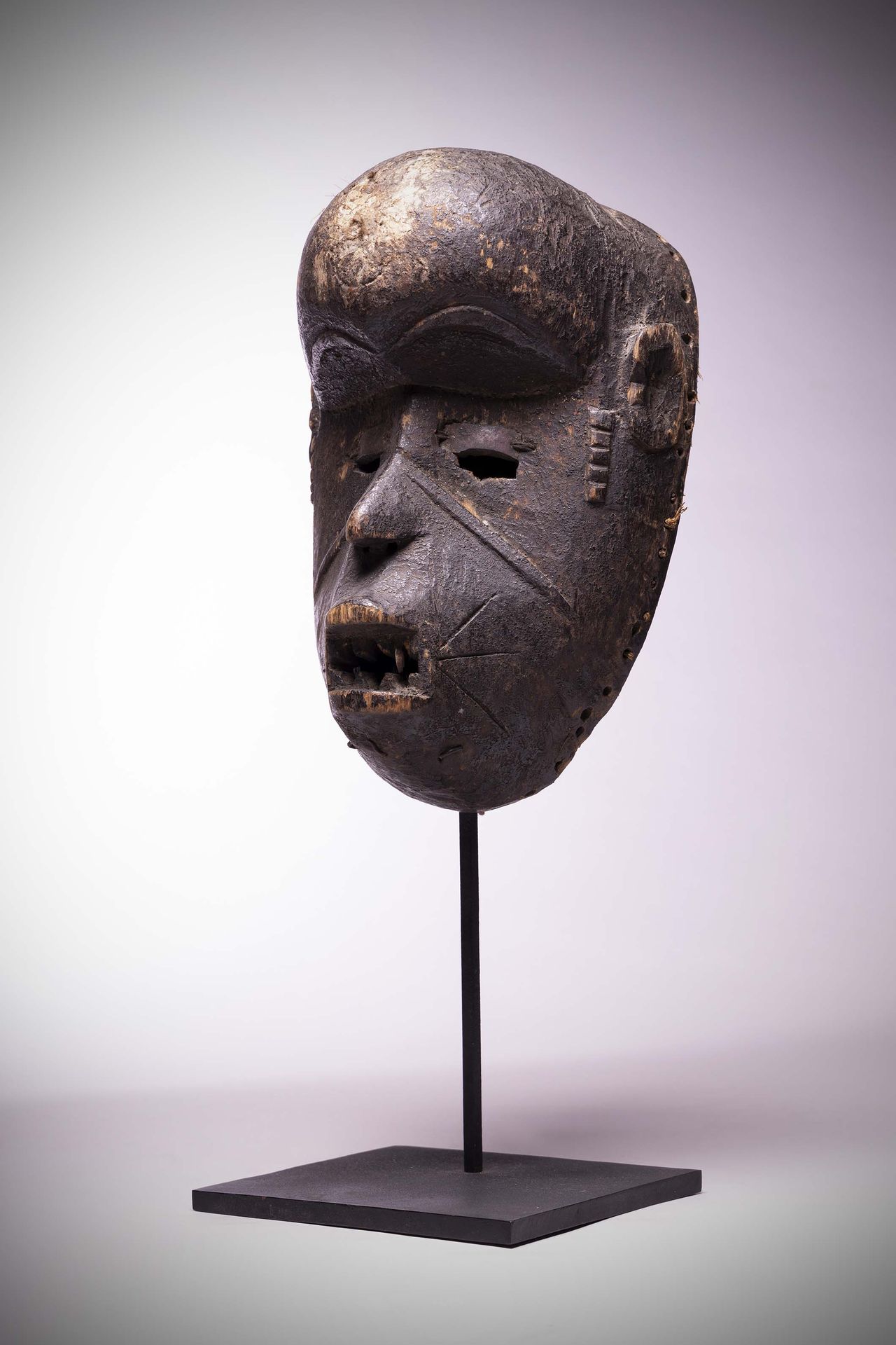 Null Idoma

Igala

(Nigeria) Sehr alte Maske mit gewölbter Stirn vom Typ "Ichaho&hellip;