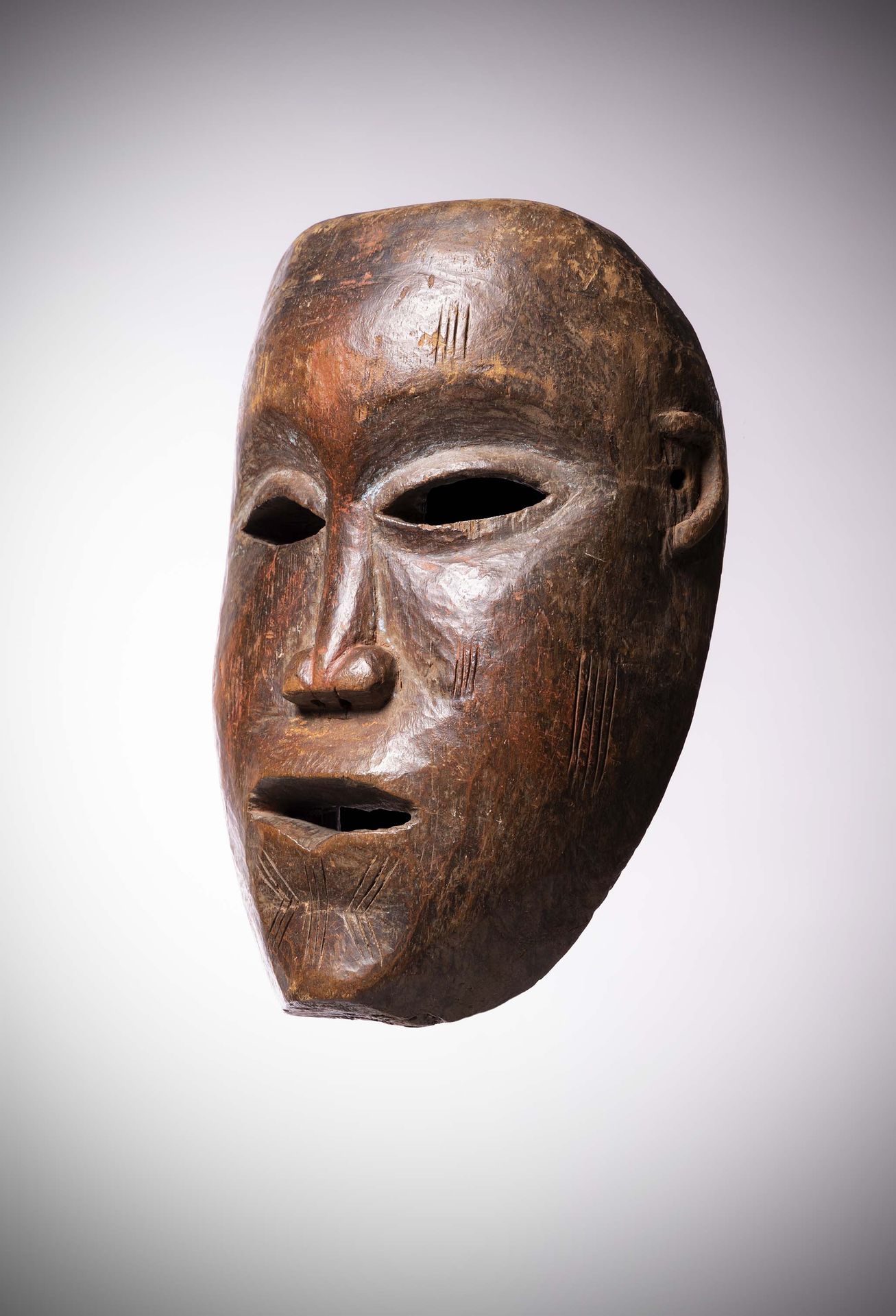 Null 康戈/

维利(DRC)面具，风格逼真，有美丽的棕赭红色铜锈。

脸颊、额头和下巴上有平行切线形式的经典疤痕。

Graindorge-Baron系列&hellip;