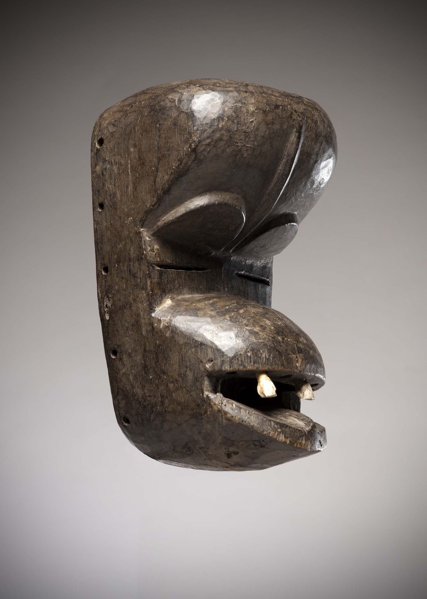 Null Grebo

Ivory Coast Anthropo-zoomorphic mask half-man half-ape.

Ruminant te&hellip;