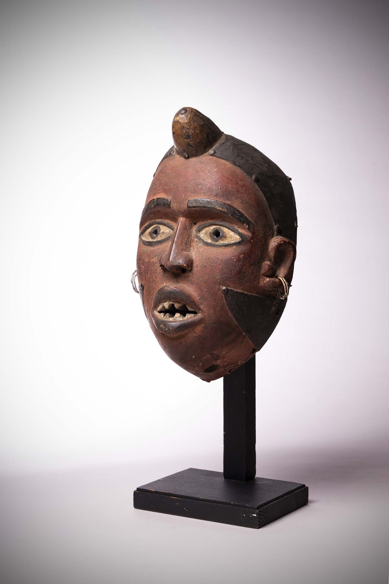 Null Yombé

(DRC) 来自Ndunga社会的古老面具，具有非常丰富的逼真的面部表情。

嘴巴半开在尖牙上，画得很精致。

眼睛是用白色高岭土突出的&hellip;