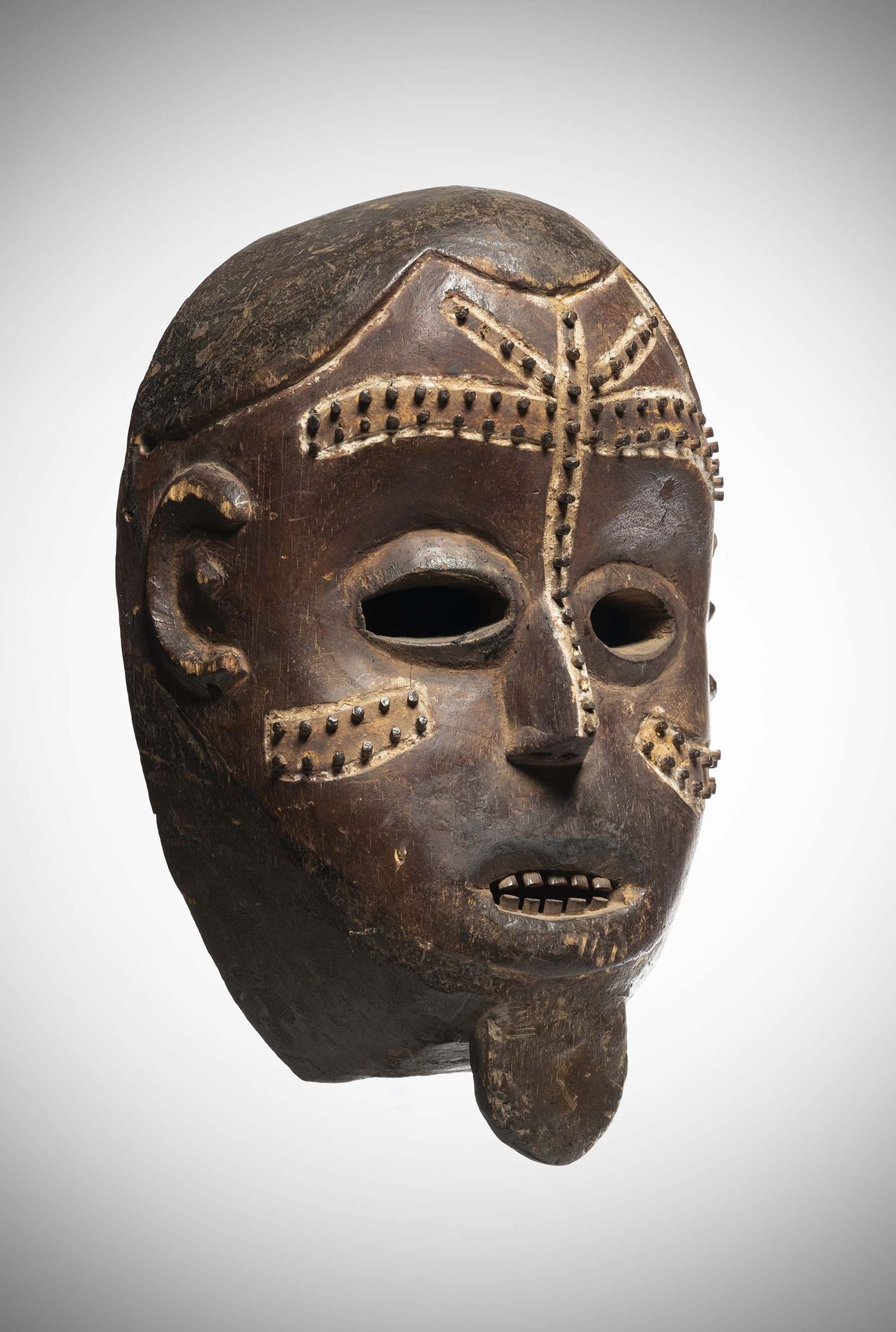 Null 恩古拉

(DRC) 脸上有图库拉涂层的面具。

由高岭土边框画出的疤痕是浮雕式的，并在额头、鼻子和脸颊上用钉子线加以强调。

见M.L Felix，&hellip;