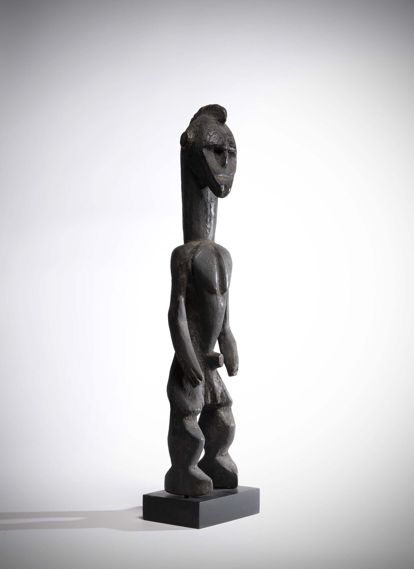 Null 安格斯

(尼日利亚) 非常古老的木制男性雕像，有黑色的结皮。

峰顶的发型一直到后脑勺。

脸在身体的顶端，一直到臀部。

腿给了雕塑一个很好的节奏&hellip;