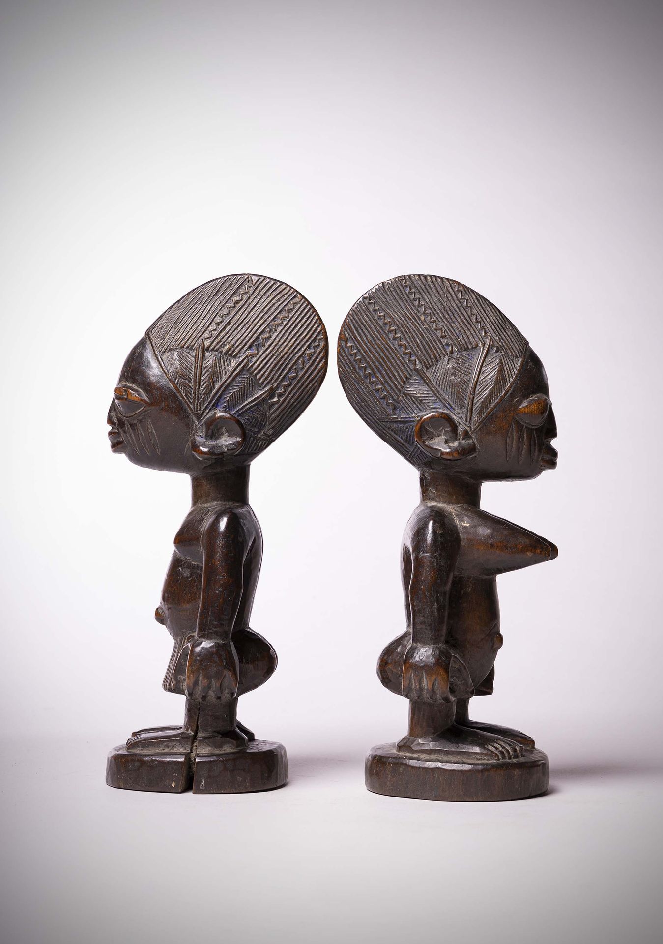 Null 约鲁巴语

(尼日利亚）一对男女双胞胎，可能来自阿贝奥库塔的Egba。

深深的使用痕迹。

前加比莱收藏品（图尔）

收藏品 P. Graindor&hellip;