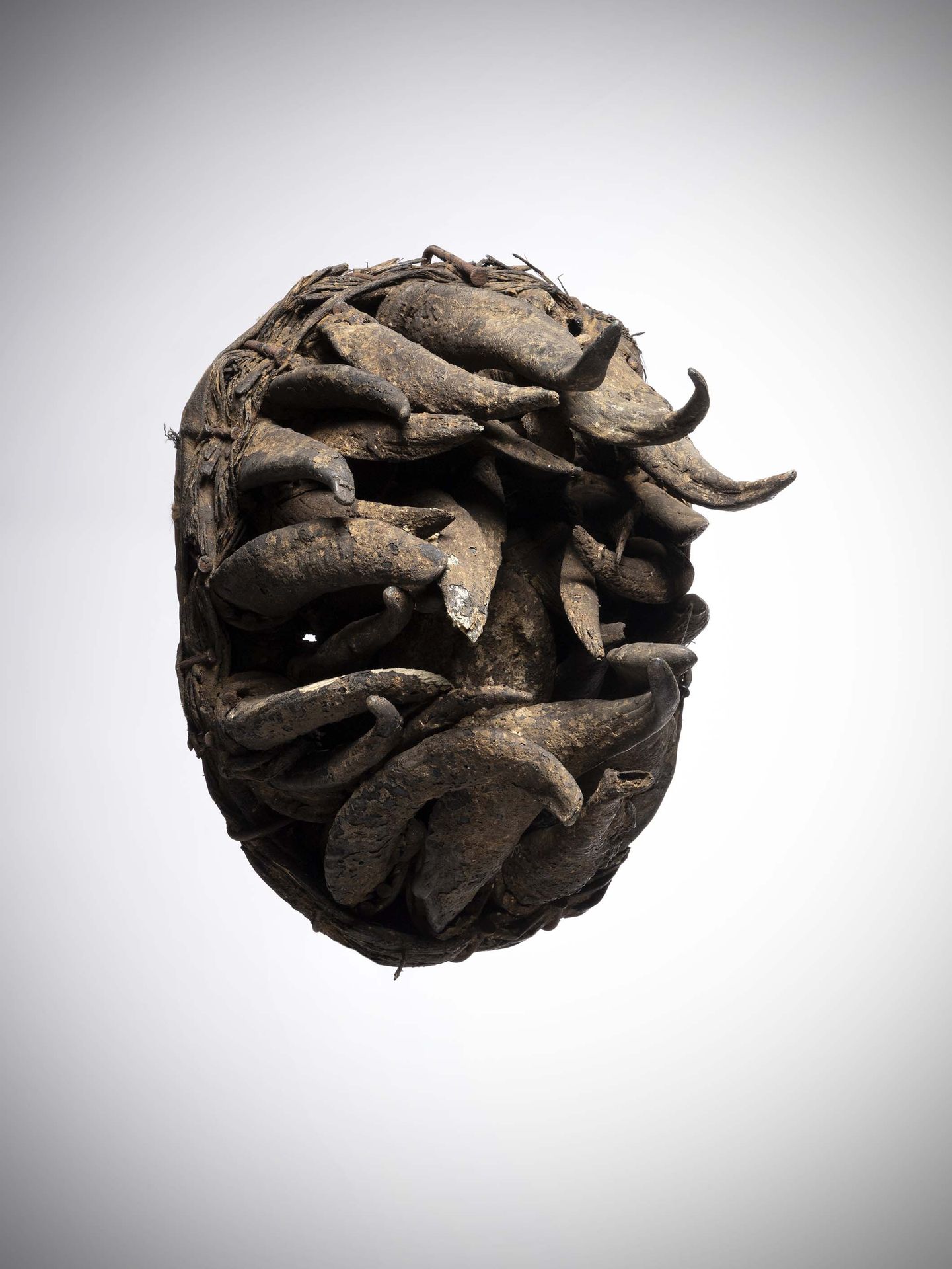 Null Wé

( Elfenbeinküste ) Spinnenmaske aus mittelschwerem Holz, die mit Antilo&hellip;