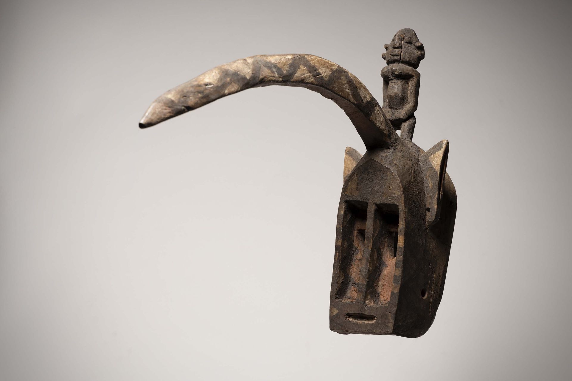 Null Dogon

(Mali) Large pecking mask with beak "dyodyomin".

Monoxyle in natura&hellip;