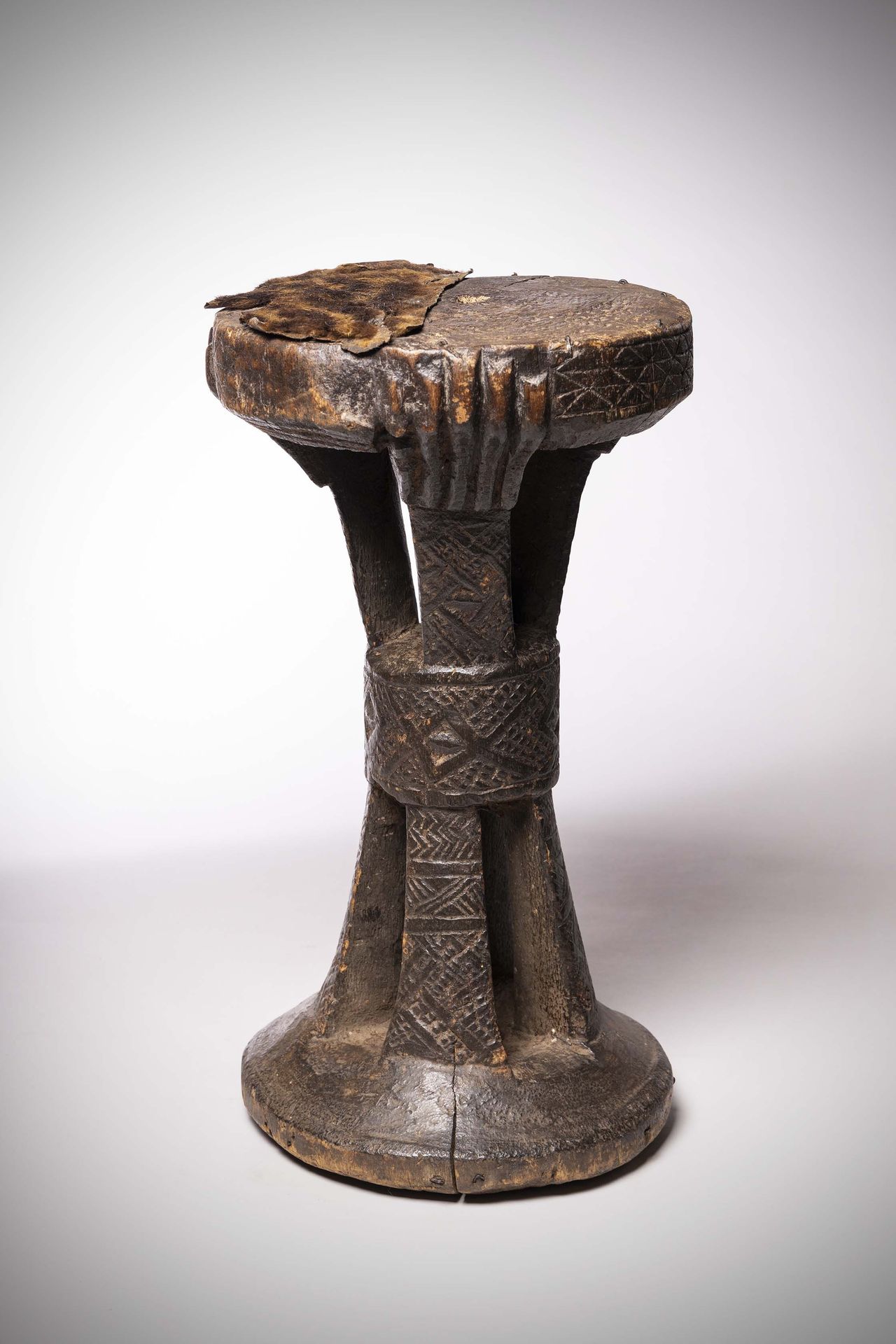 Null 库巴

( 刚果共和国) 非常古老的木制座椅，有很深的铜锈。

镂空的轴代表四个细长的柱子支撑着上面的托盘

(磨损和小部件缺失）前加比莱收藏，皮埃尔&hellip;