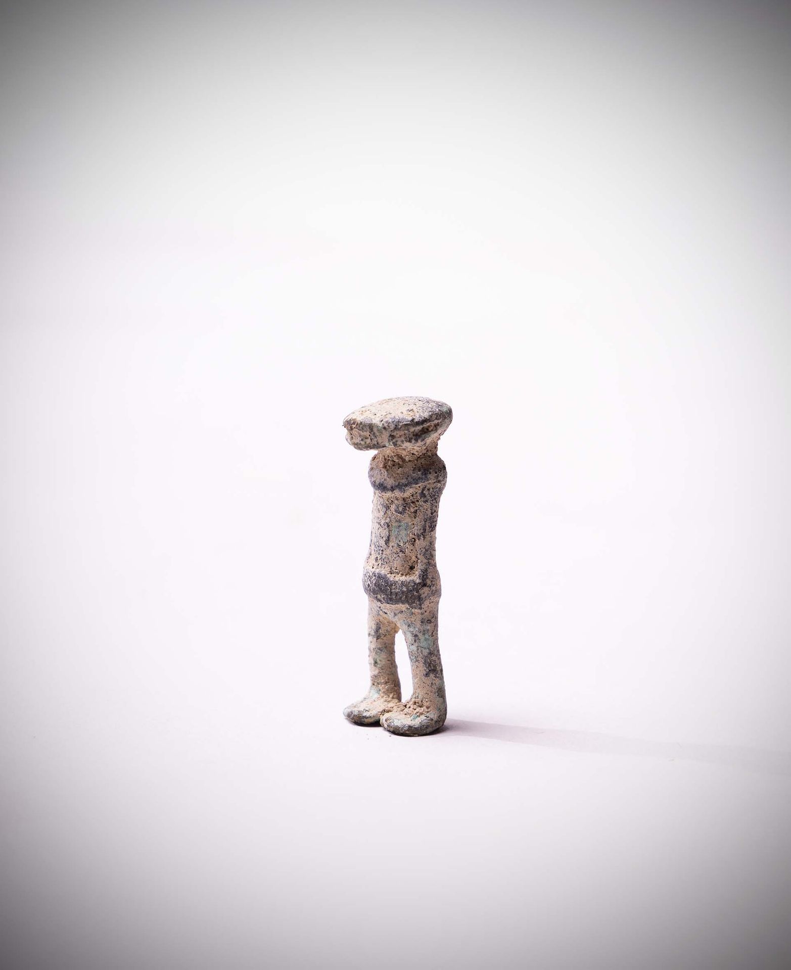 Null 绍尔

(乍得)青铜人像，有氧化和泥土色的铜锈。

在卡内姆建立的这种文化从8世纪持续到15世纪。

莫兰-内隆博士收藏品 高：4厘米
