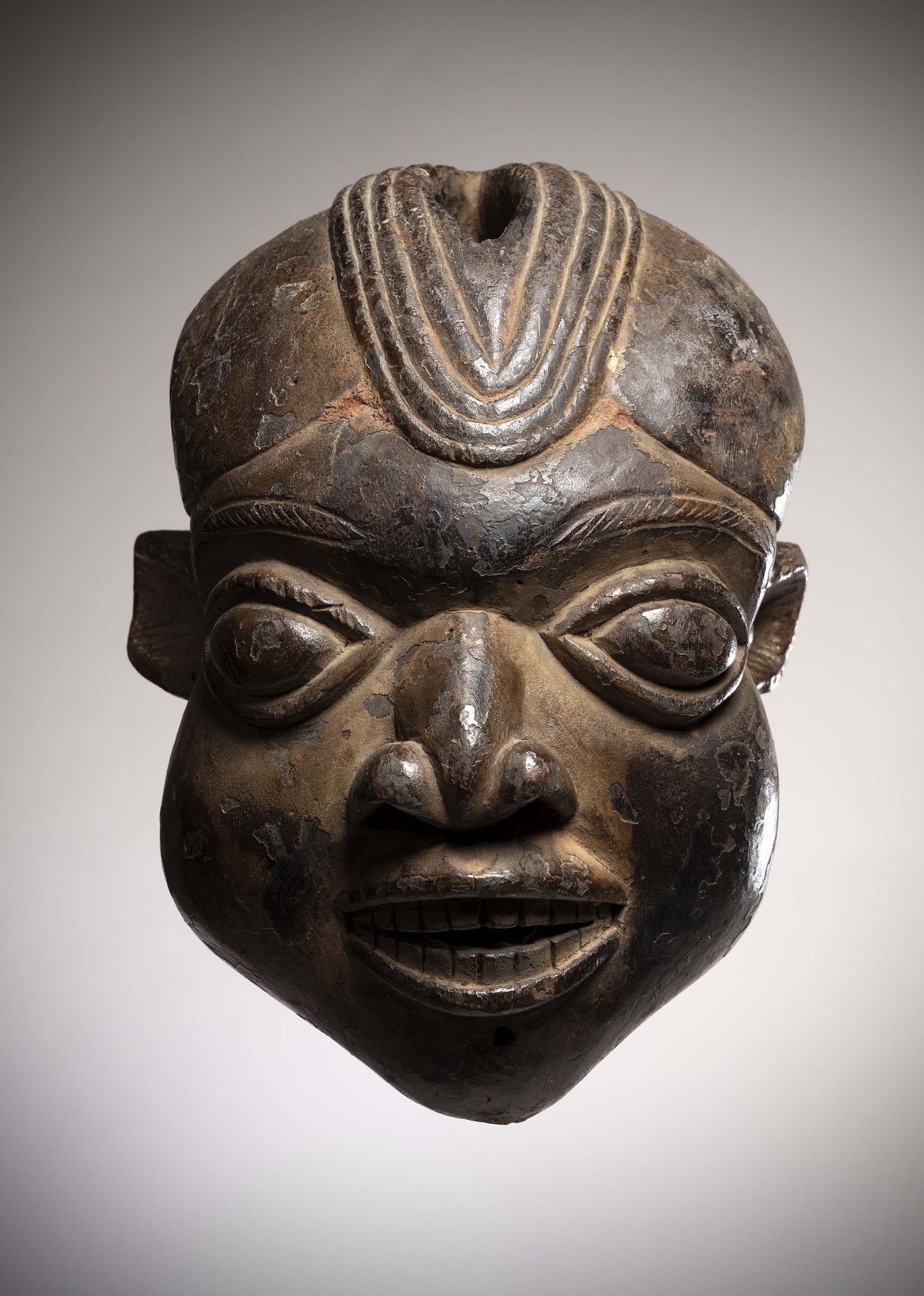 Null Békom

(喀麦隆）来自喀麦隆草原的头盔面具的美丽例子。

精心绘制的头饰在头骨的背面延伸，中间有一个椭圆形的开口。

古老的锈迹和樟木的痕迹。高&hellip;