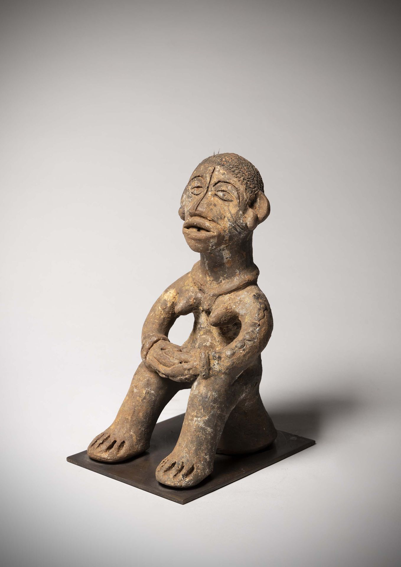 Null 伊博

(尼日利亚) 兵马俑家庭祭坛雕像，表现了一个双手交叉、双臂放在膝盖上的坐姿的女人。

古老的赭石色斑纹。高：28厘米