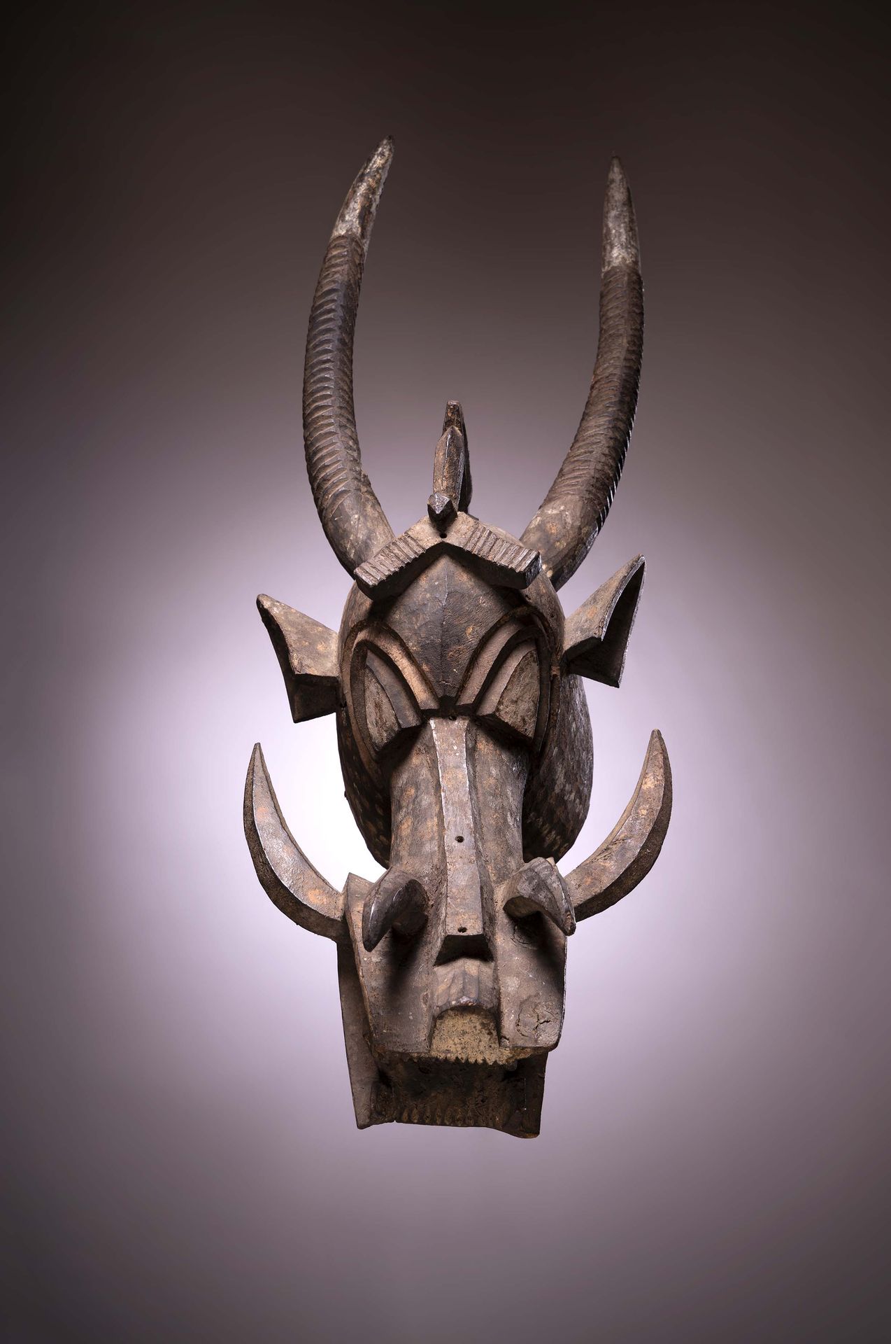 Null Sénoufo

(象牙海岸)

(拉哈塔地区) 大型放大型 "Kponiougo "仪式面具。

这个令人恐惧的面具具有原始世界生物的特征，具有超自&hellip;