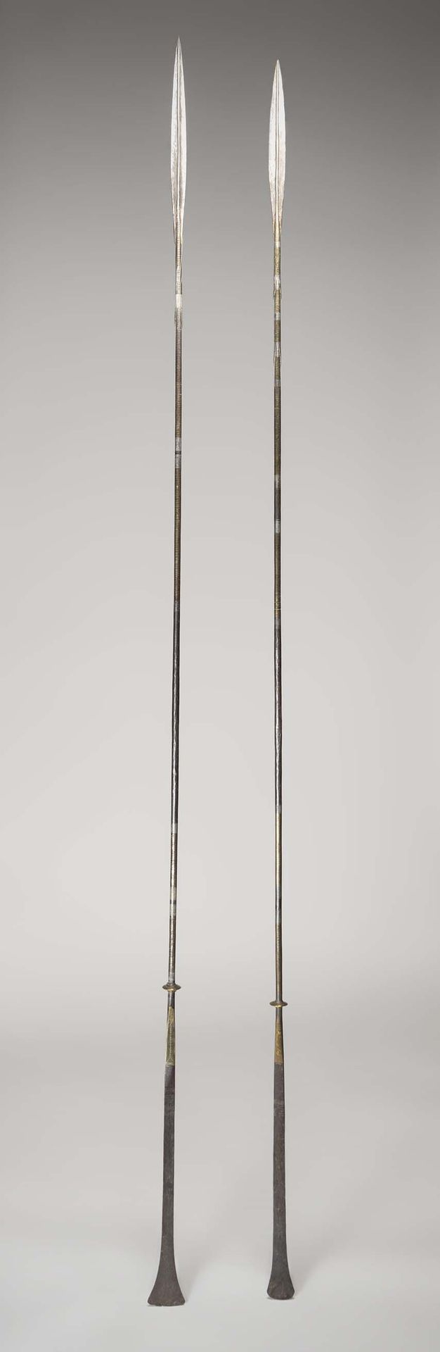 Null 图阿雷格人

(尼日尔) 锻打的铁矛上镶嵌着黄铜，刻有几何图案。

Morin-Néron博士收藏

 高：203厘米