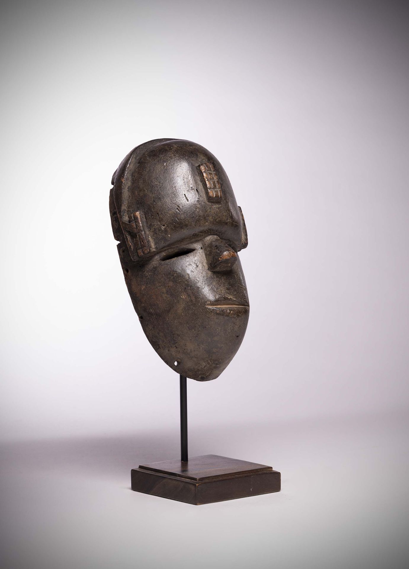 Null 奥戈尼/

伊比比奥人（尼日利亚）面具，纯正的面部，太阳穴和额头上有三个四角形的疤痕。深色的铜锈。

前Konietzko收藏，P. Graindor&hellip;
