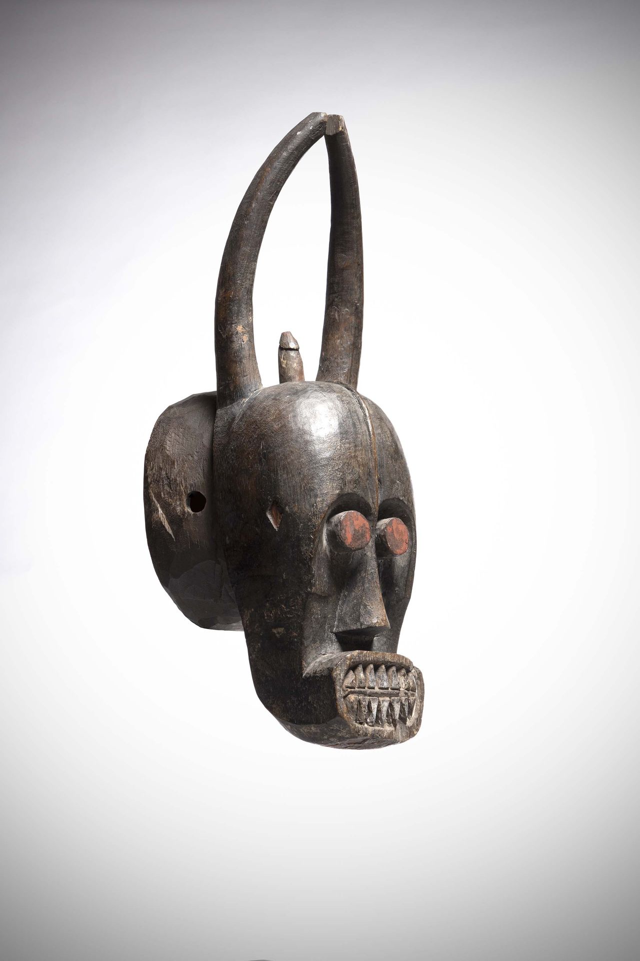 Null ijo

(Nigeria) Anthropo-zoomorphic mask.

The tubular eyes covered with red&hellip;