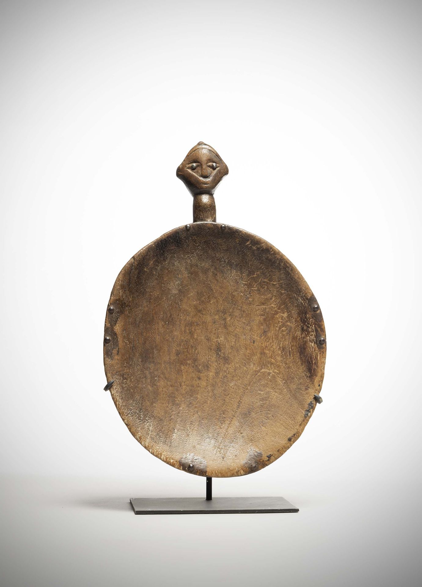 Null Bembé

(DRK) Schüssel aus hellem Holz, deren Griff mit einem rautenförmigen&hellip;