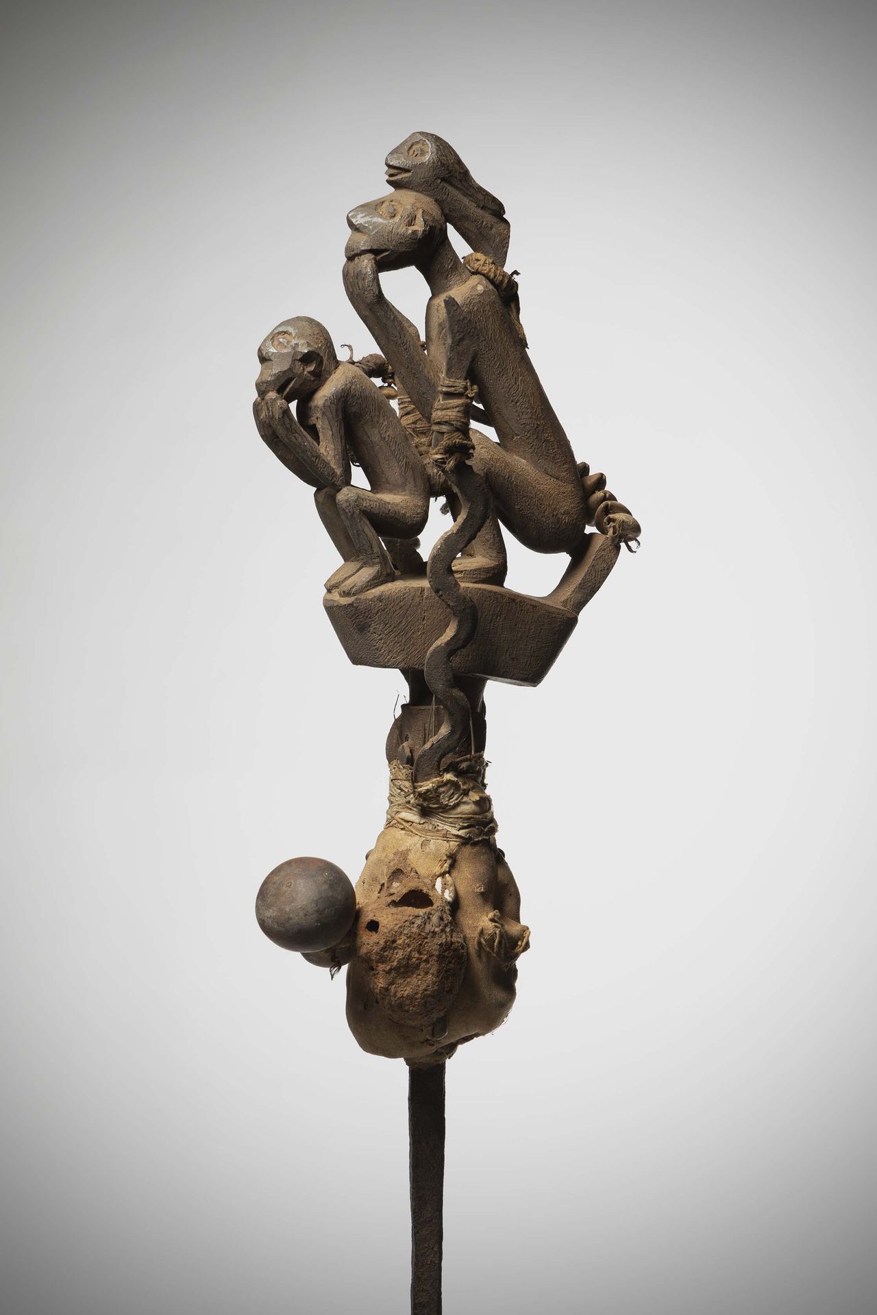 Null 枫

(贝宁）由两条垂直的蛇组成的锻铁，在一个漏斗状的容器两边，里面固定着一个复杂的木制雕塑的底座，代表着两只耦合的猴子，上面有一个长耳动物的头。

&hellip;