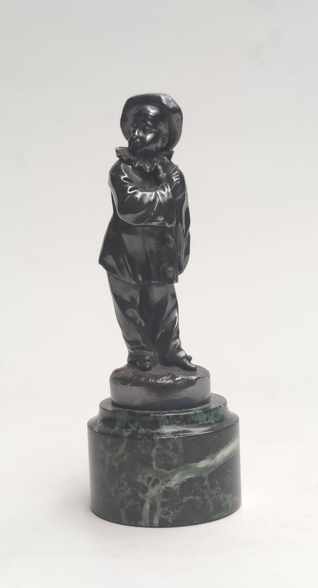 Null 
阿尔弗雷德-格雷文(1827-1892)，归于

拿着苹果的小皮埃罗

青铜证明，20世纪上半叶铸造，带有银色铜锈，露台上有签名，绿色大理石底座 总&hellip;
