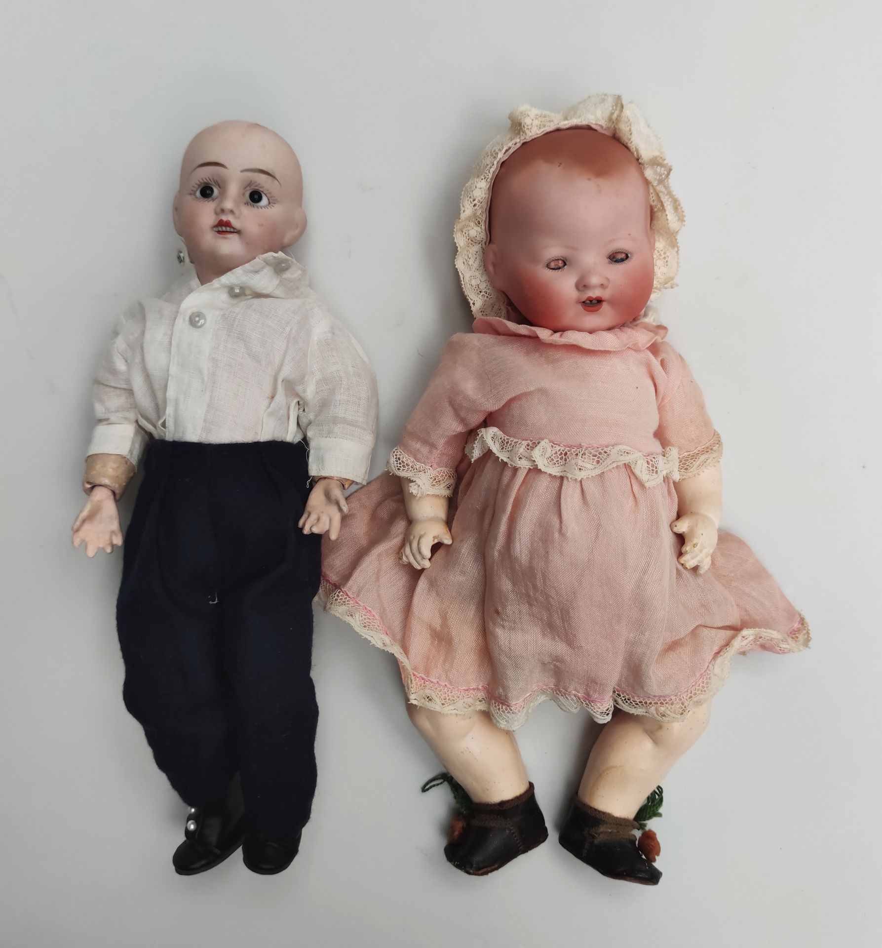 Null 套装包括 : 

- 一个Armand Marseille娃娃，全头，模具351-12k，睡眼（眼角有缺口），原始身体，有小礼服和旧鞋子 长：30厘米&hellip;