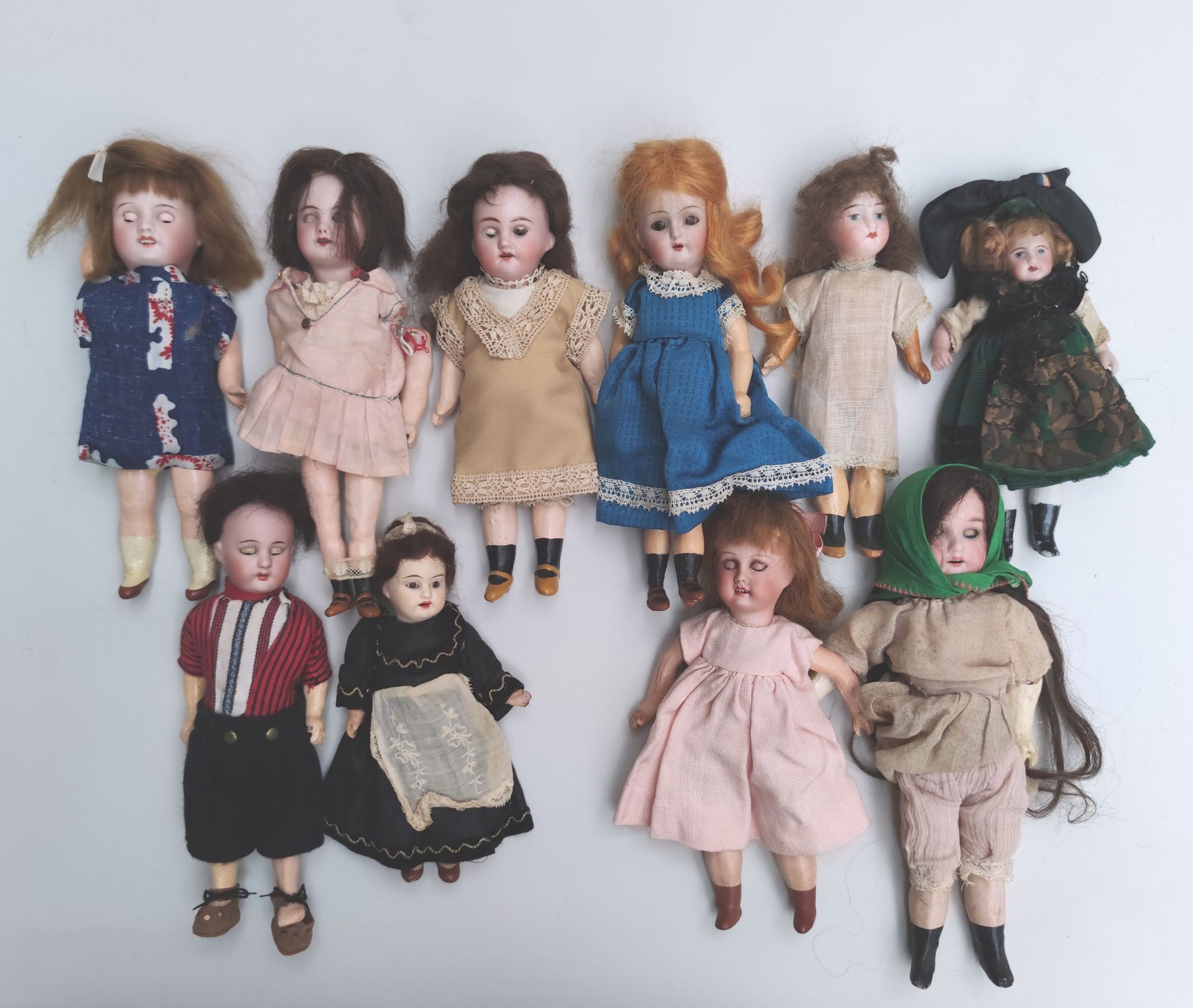 Null Set di dieci piccole bambole tedesche e francesi, occhi dipinti, fisse e ad&hellip;