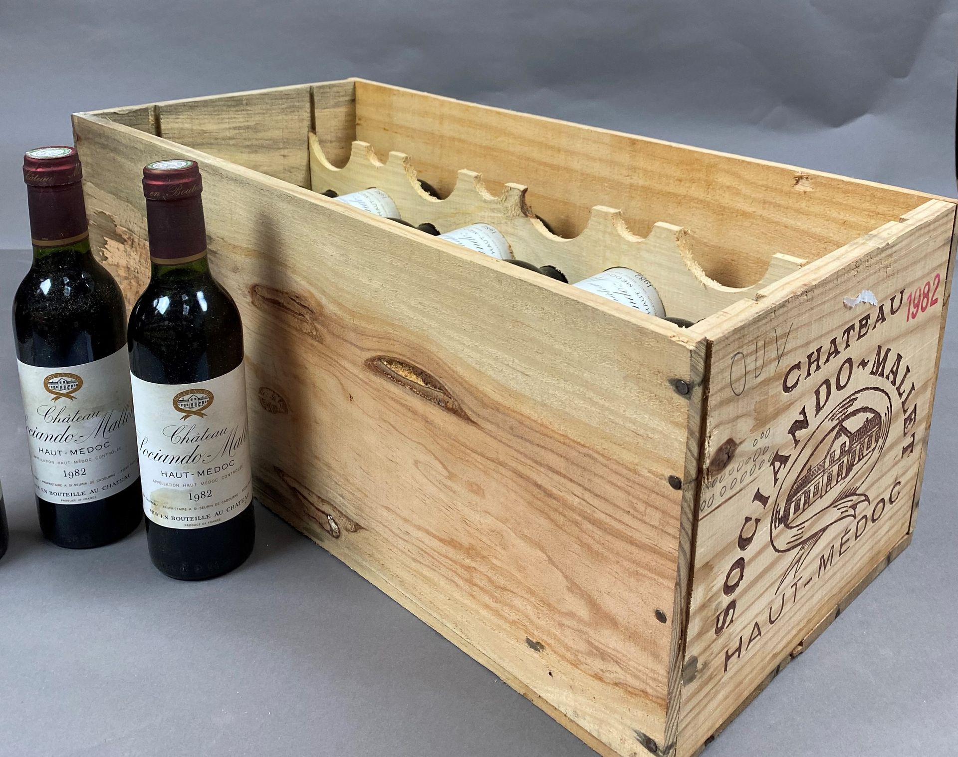 Null 19 1/2 bottles Château Sociando-Mallet 1982 Haut Medoc CB (lightly stained)