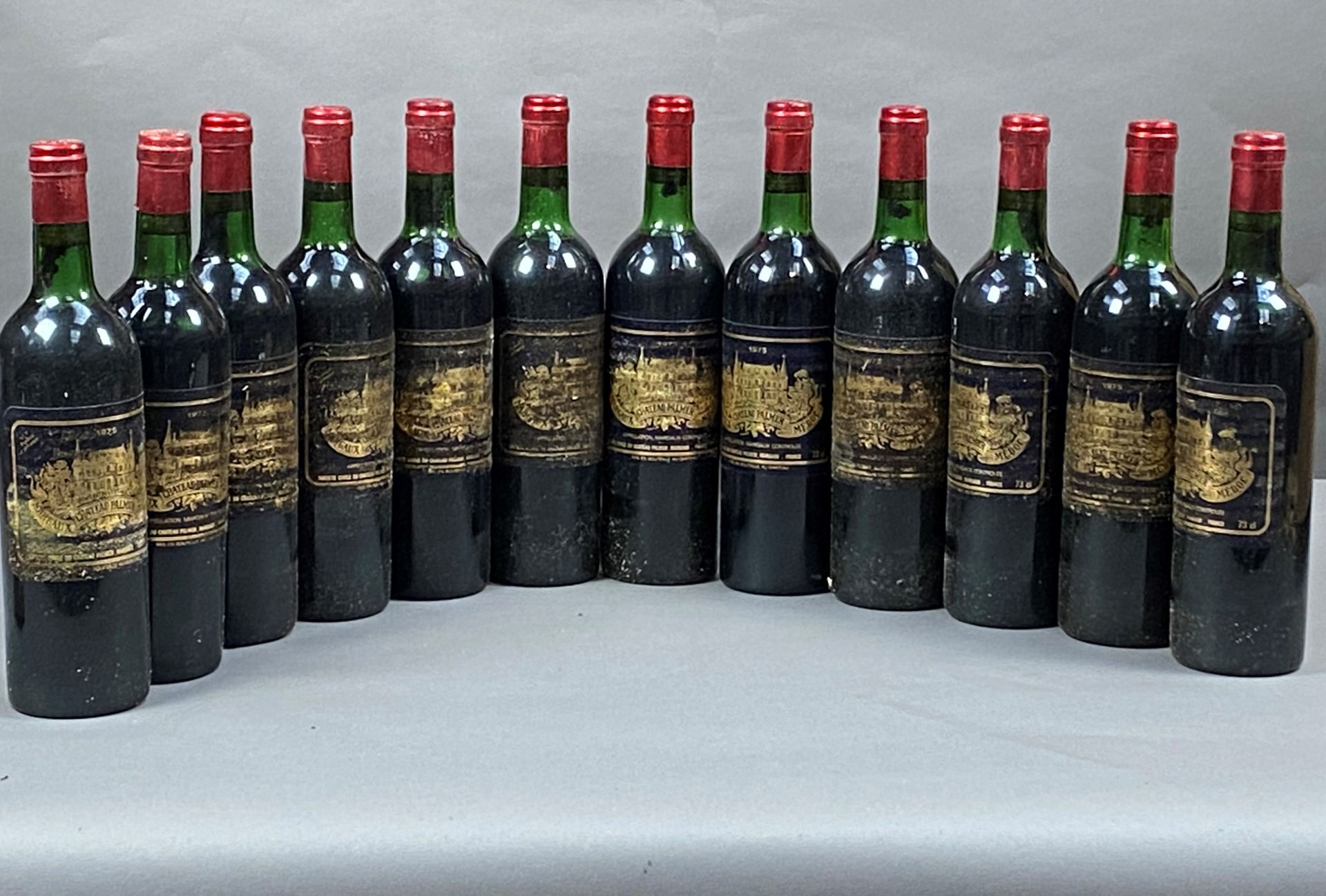 Null 12 bouteilles Château Palmer 1975 3ème GCC Margaux CB (BG, NTLB, étiq taché&hellip;
