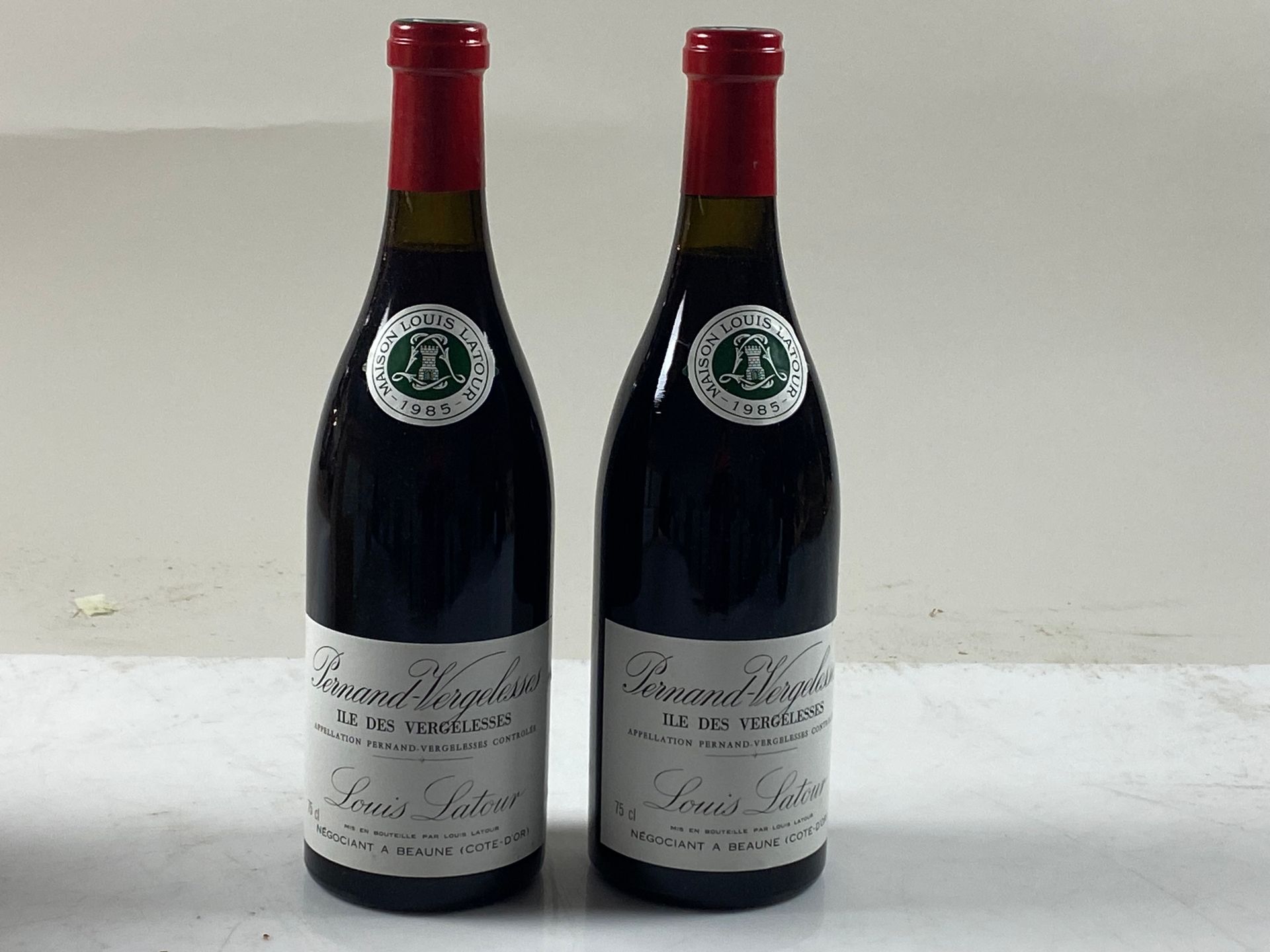 Null 2 bouteilles Pernand Ile des Vergelesses 1985 1er C Louis Latour (carton d'&hellip;