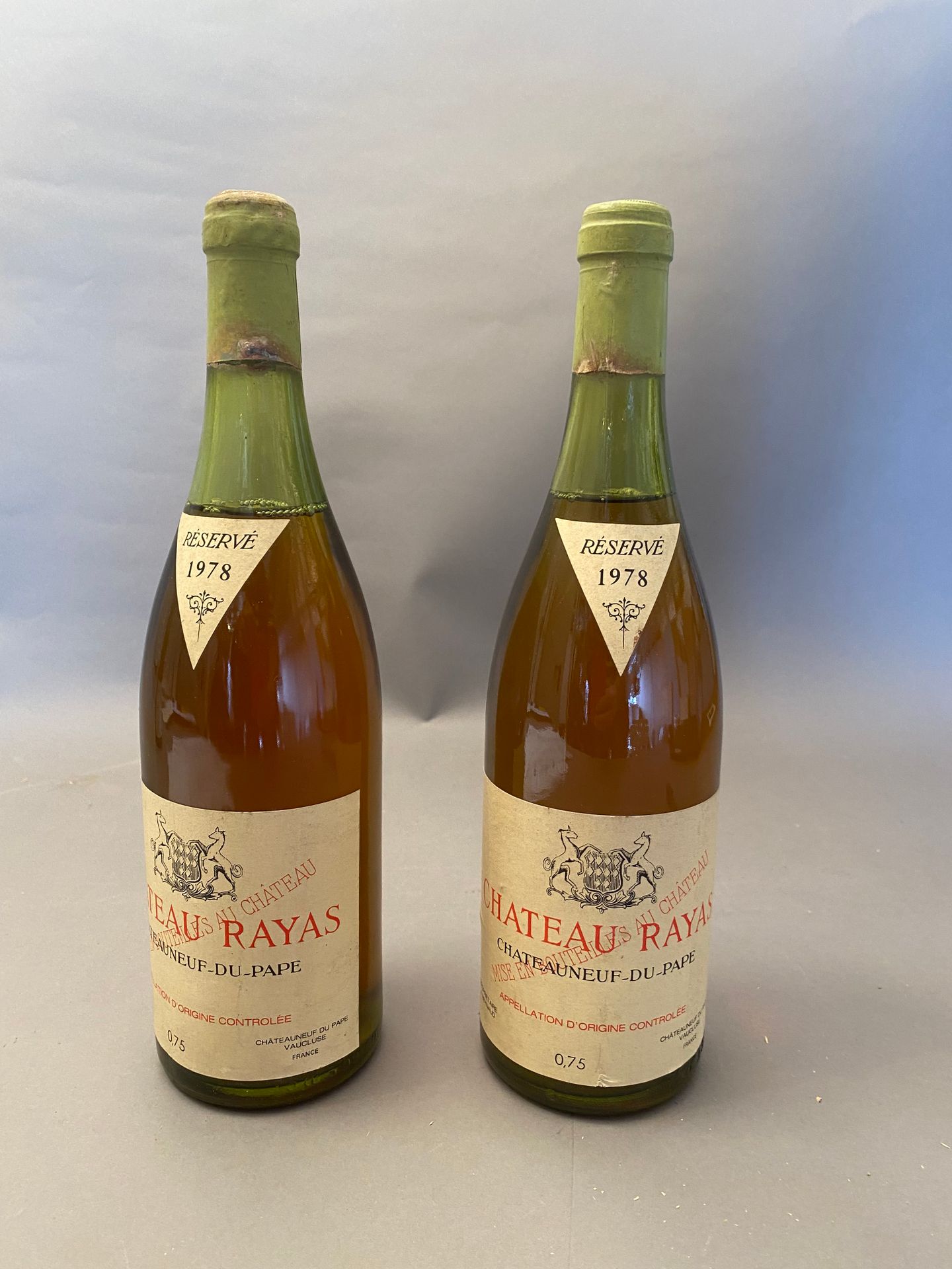 Null 2 bottiglie di Château Rayas 1978 Bianco Jacques Reynaud (1 a 4cm e 1 a 5cm&hellip;