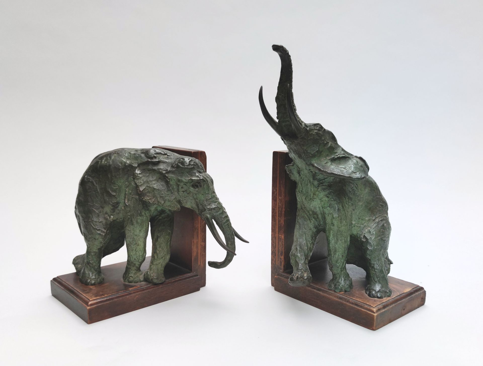 Null 阿利-让-比特（1883-1973）1300
一对有大象的书挡 
两件带有绿色铜锈的无名版铜样，没有签名，每件都放在一个木质书架上。

右边的大象： &hellip;