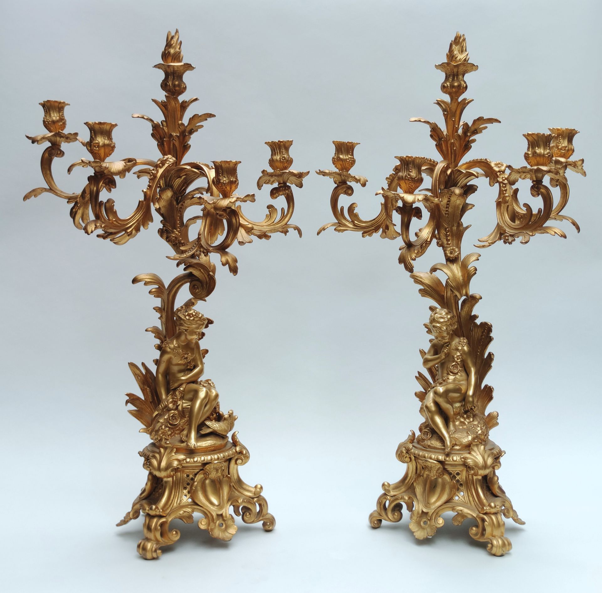 Null Important pair of candelabras in chased and gilded bronze with five lights &hellip;