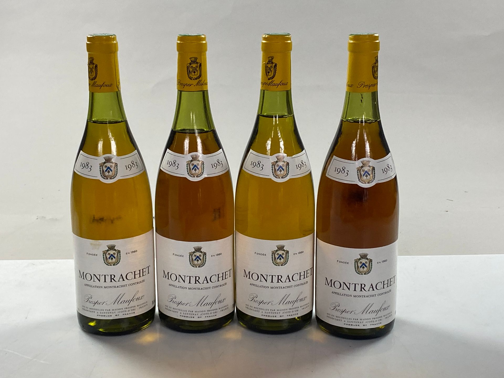 Null 4 botellas Montrachet 1983 GC Dom Prosper Maufoux (1 a-4cm)