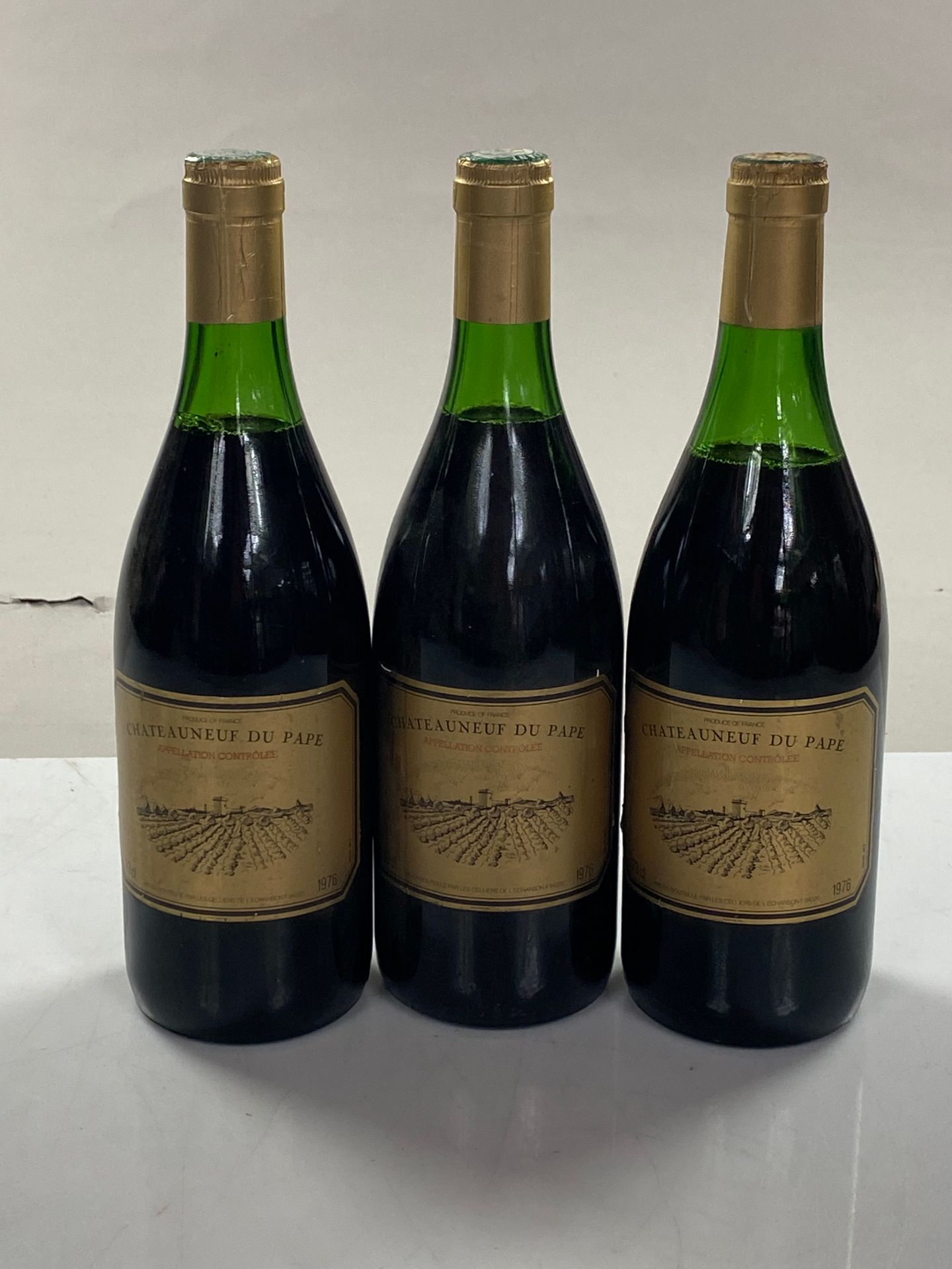 Null 3 bouteilles Châteauneuf du Pape 1976 Celliers de l'Echanson (1 à 3,5 et 1 &hellip;