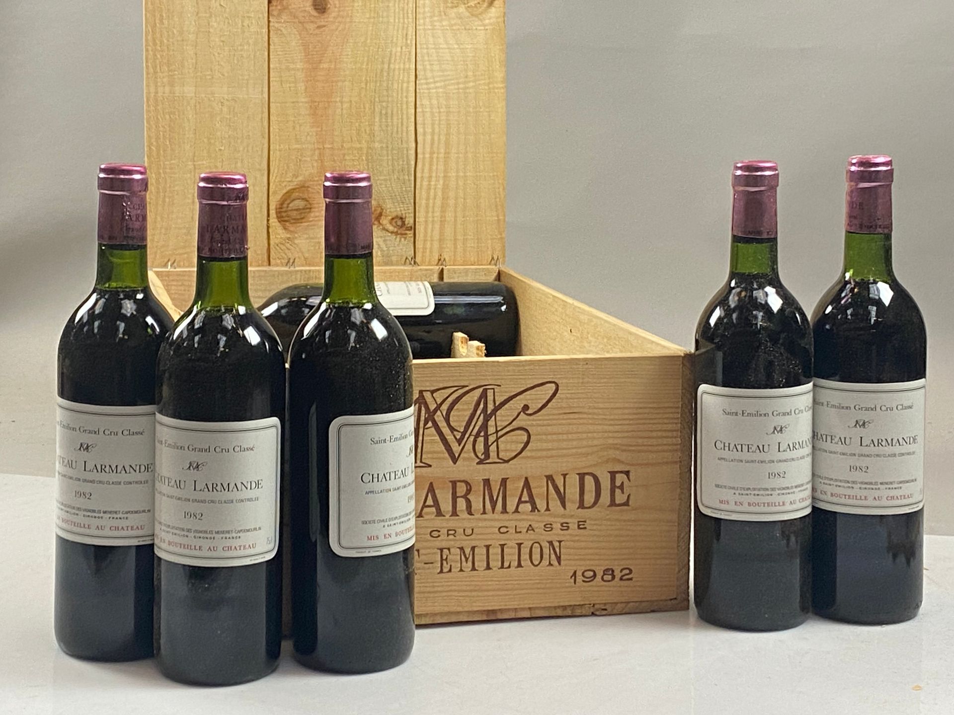 Null 12 bottiglie Château Larmande 1982 GCC Saint-Emilion CB (BG/NTLB, 2 NLB)