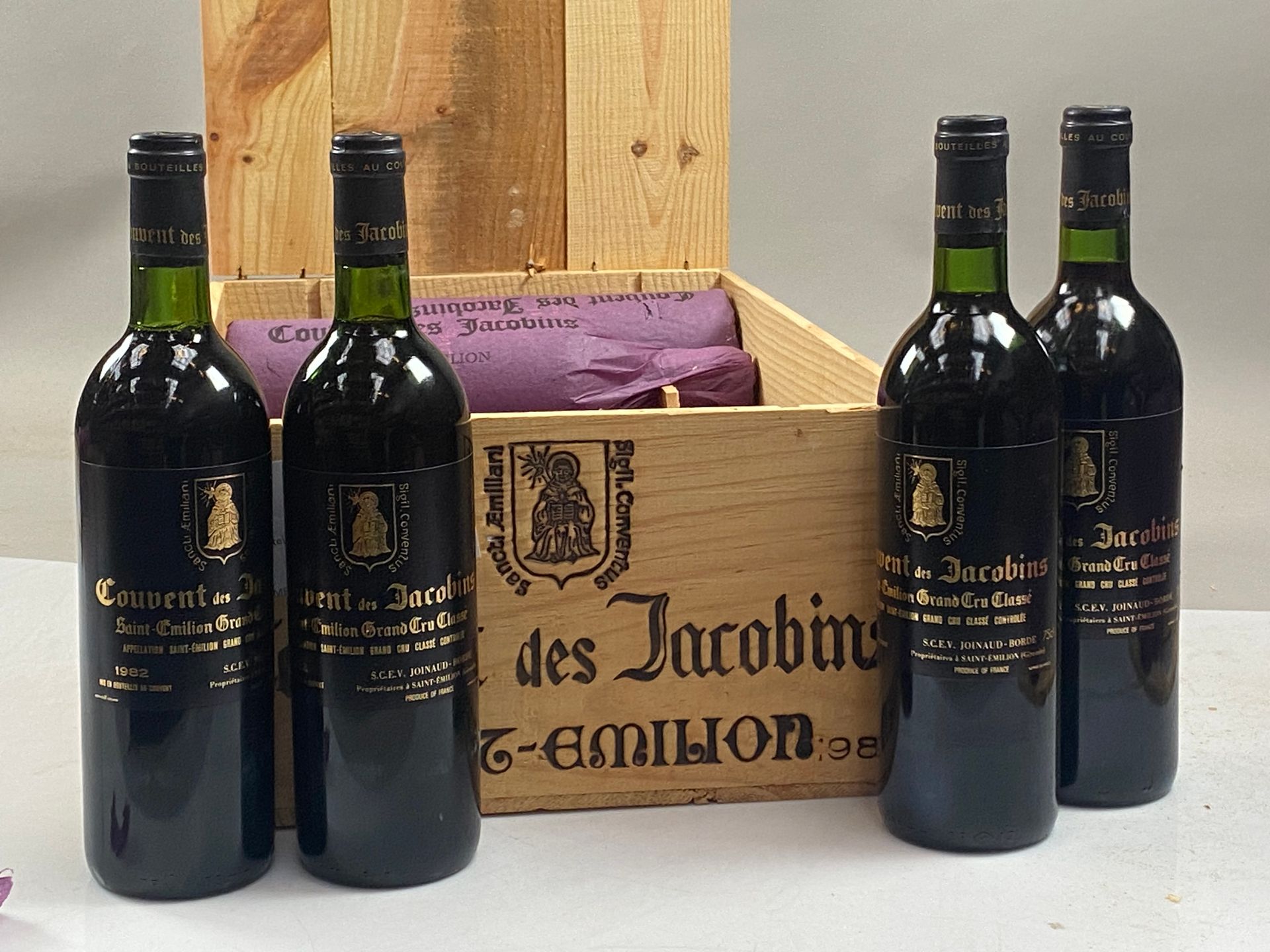 Null 12 bottles Couvent de Jacobins 1982 GCC Saint-Emilion CB (5 BG, 2 NTLB)