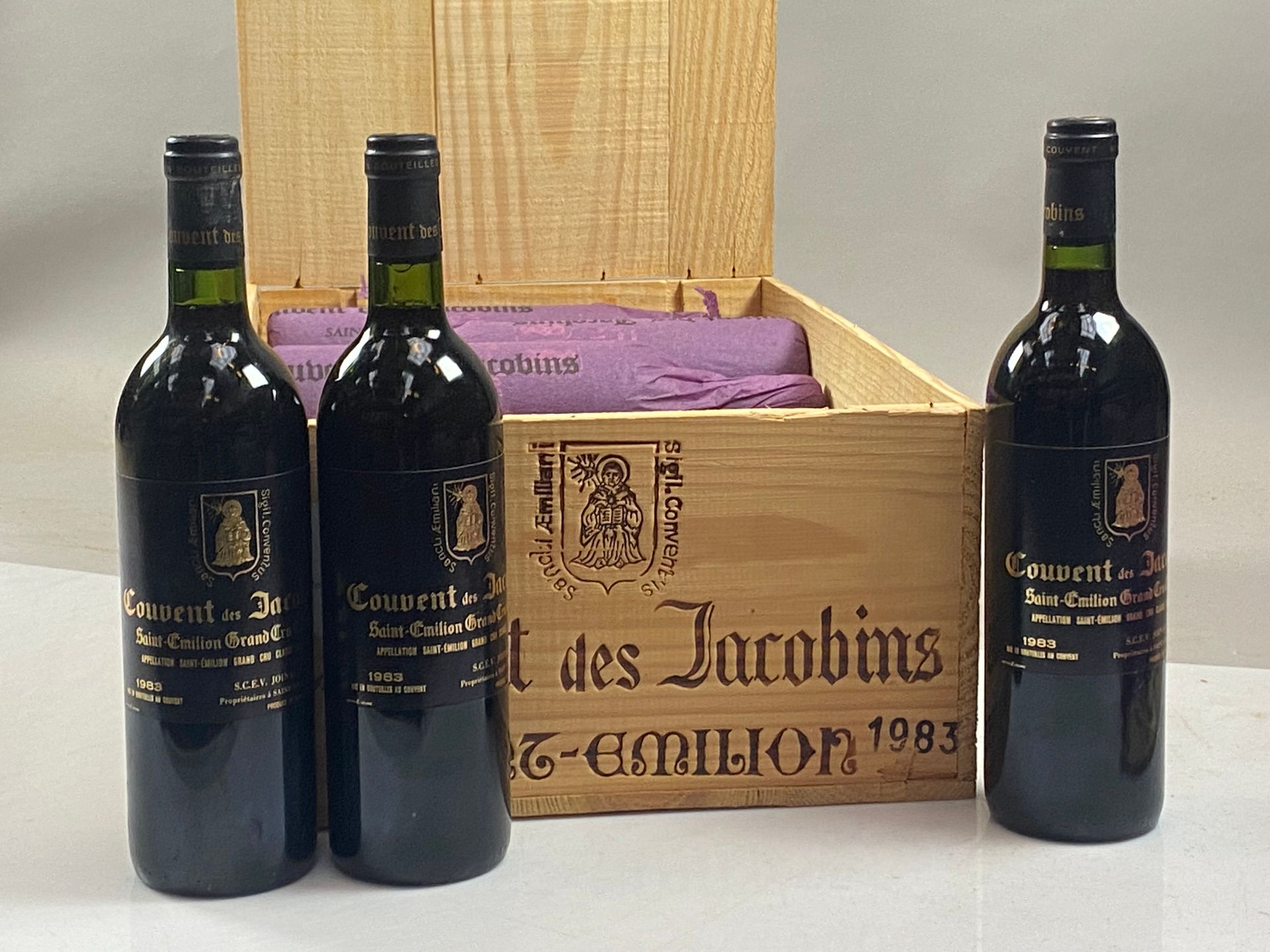 Null 12 bottles Couvent de Jacobins 1983 GCC Saint-Emilion CB
