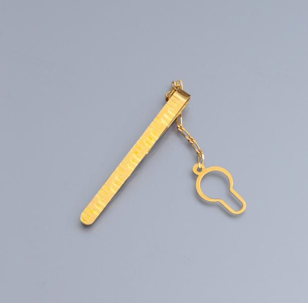 Null Pince de cravate en or jaune 750°/00 guilloché. 3.20 g