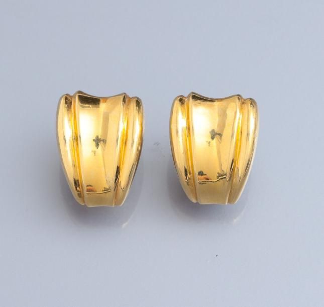 Null Paire de boucles d'oreilles en or jaune 750°/00, à godrons. 7.40 g