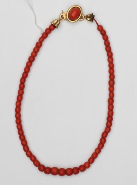 Null TOUR DE COU composé de perles facetées en corail rouge , fermoir en or jaun&hellip;