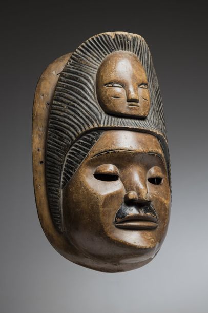 Null IBIBIO, Nigéria. Masque à double visage superposés, auréolé d'une coiffure &hellip;