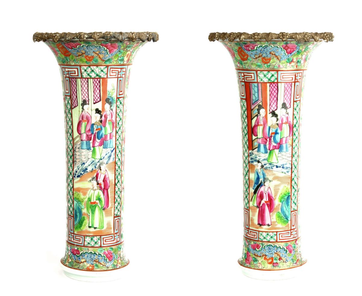 PAIRE DE VASES, CANTON CHINE ca.1900 Pair of porcelain vases with polychrome dec&hellip;