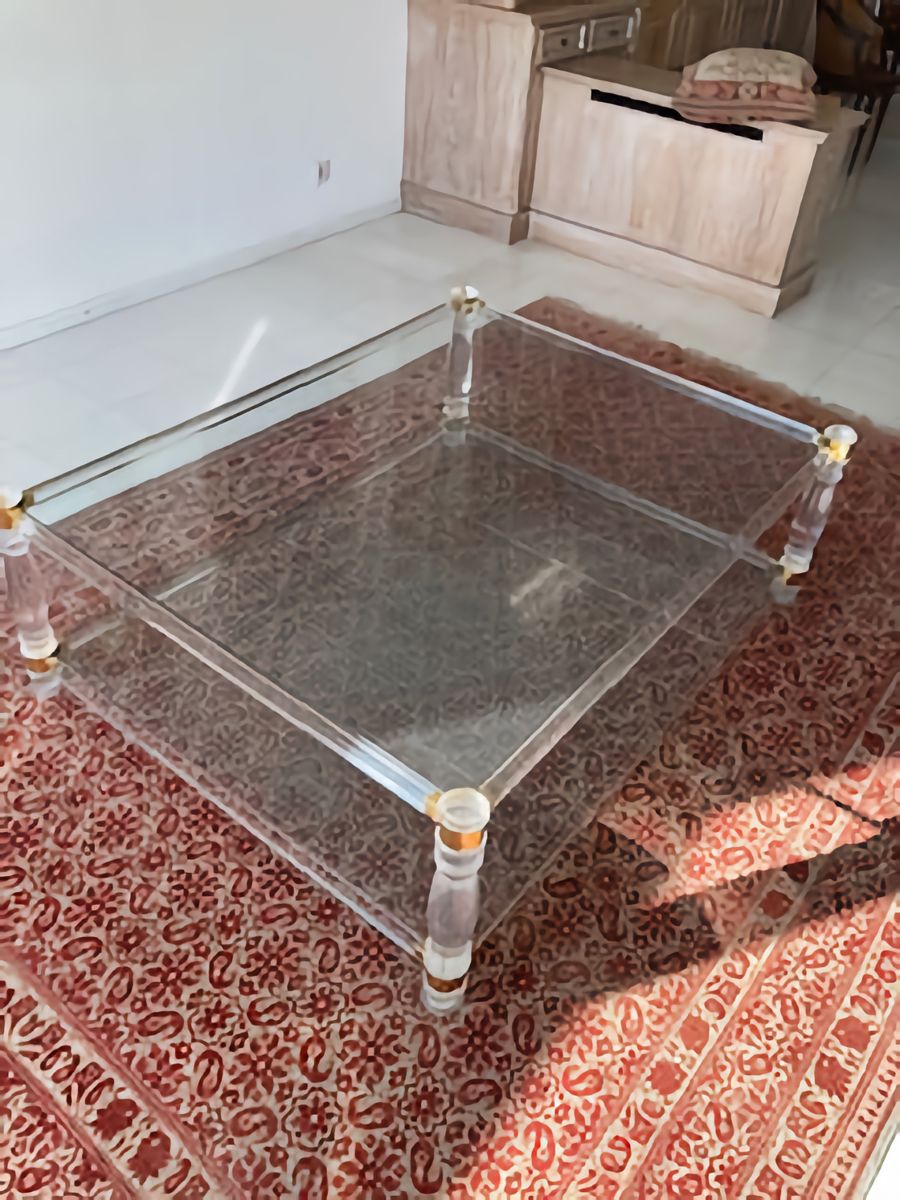 Table basse de salon 
En plexiglas, à deux plateaux de verres reliant quatre pie&hellip;
