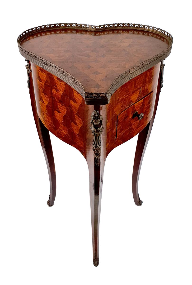 TABLE COEUR NAPOLEON III 
En bois de placage, ouvrant par un tiroir de côté et p&hellip;