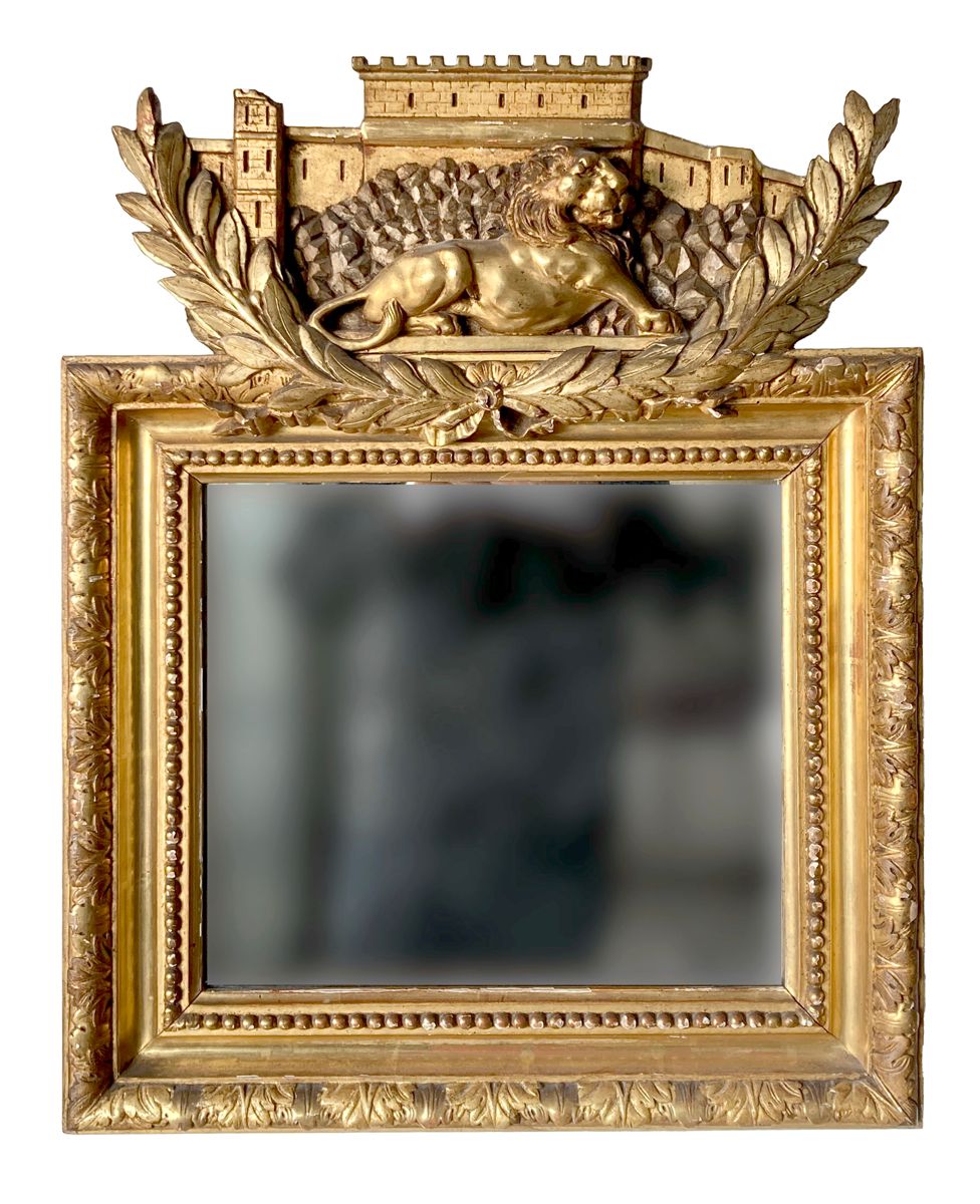 MIROIR AU LION 19ème SIECLE 
方形，木质雕刻和镀金，顶部有一个雕刻的踏板，描绘了堡垒塔前的狮子，岩石表面镀有 "麦加"。

尺寸：6&hellip;