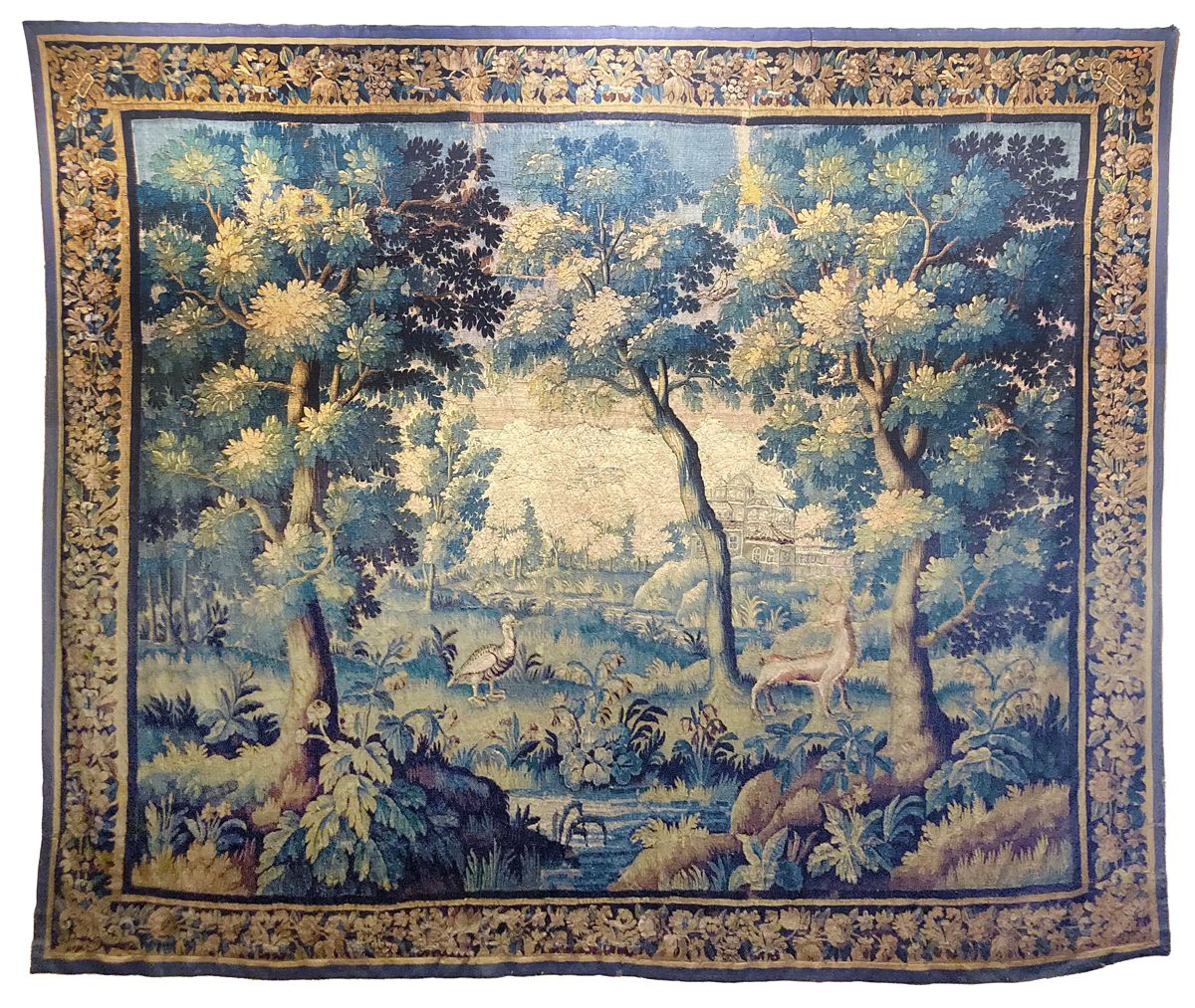 AUBUSSON, FRANCE 18ème SIECLE 重要的挂毯。
羊毛材质，描绘了河边城堡的公园里的动物场景。原有的花边。

尺寸：300 x 350厘&hellip;