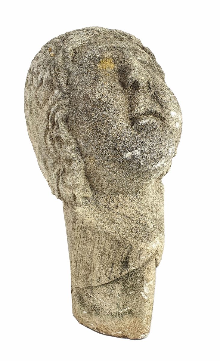 AMOUR AILE, FRANCE 17ème SIECLE 
石灰岩雕塑，一个胖乎乎的小天使的头像，头发呈波浪形，脖子上有翅膀。法国，17世纪。磨损和撕裂。&hellip;