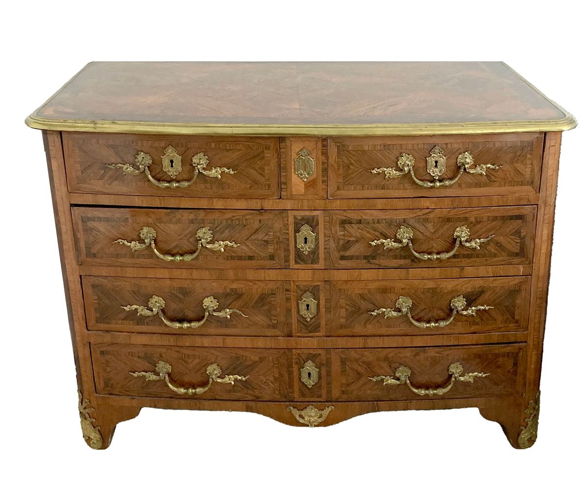 FRANCE D'EPOQUE REGENCE, 18ème SIECLE Elegant chest of drawers
In rosewood venee&hellip;