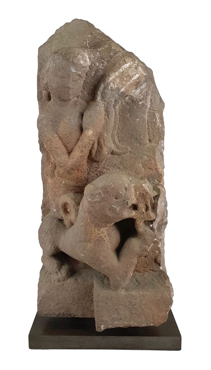 BAS RELIEF, INDES 12-13ème siècle 
粉红色的砂岩碎片，显示一个脚下有狮子的人物。印度，中世纪时期12/13世纪。

尺寸：42&hellip;