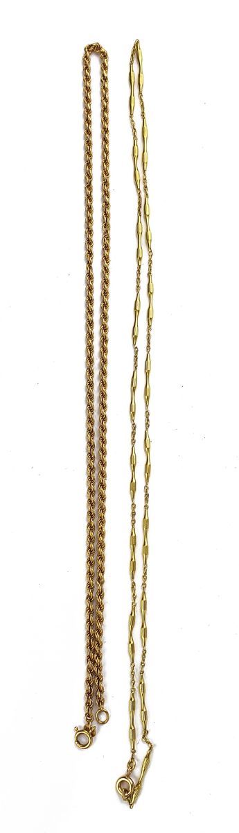 SUITE DE DEUX CHAÎNES 
18k(750)黄金，一个是编织的，另一个是开槽桶的形式。

毛重：14.4克 - 长度：43和47厘米

出处：&hellip;