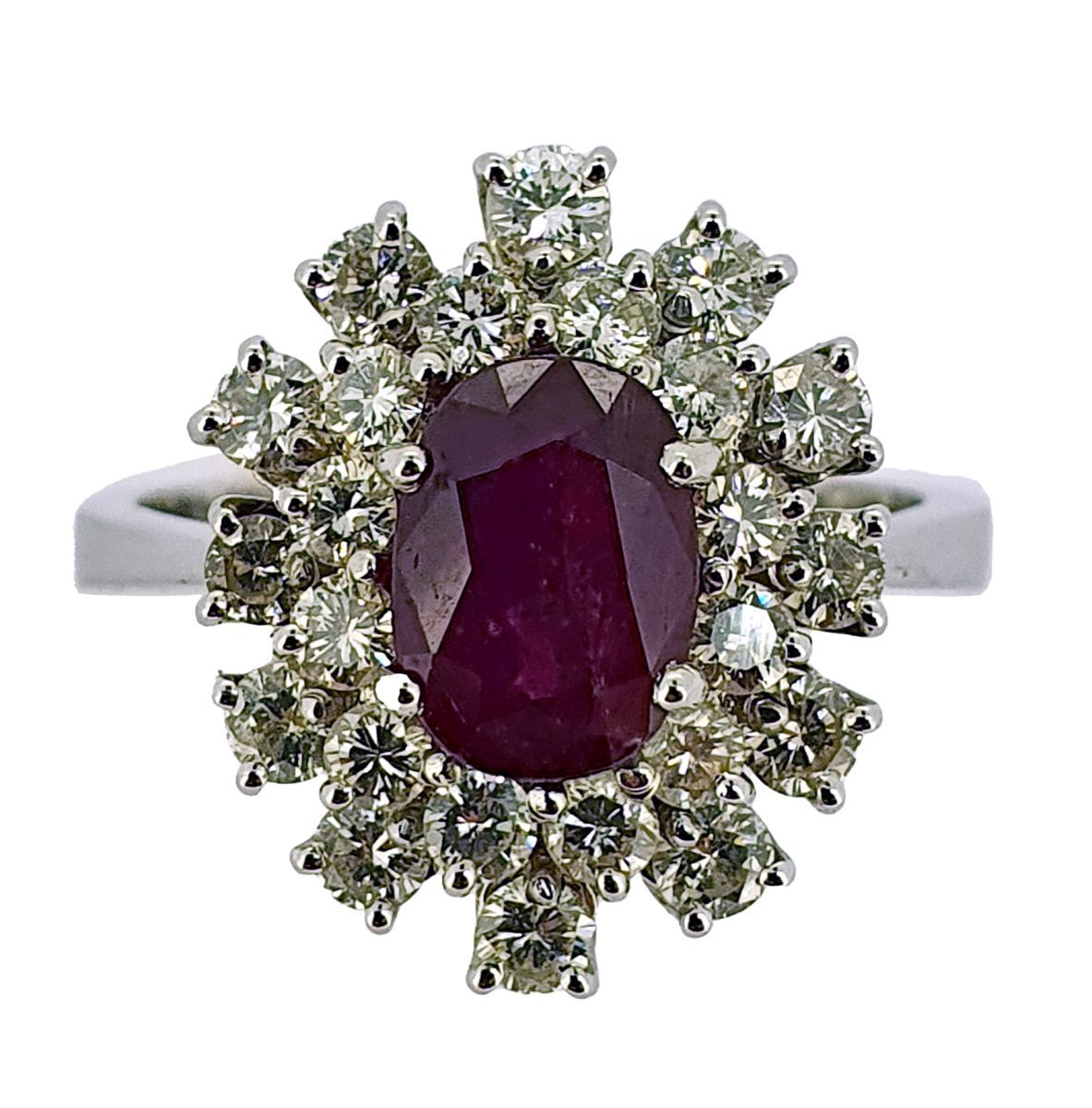 BAGUE JUPON 
18k（750）白金，在一圈明亮式切割的钻石中镶嵌一颗椭圆形红宝石。

毛重：5.3克 - 手指尺寸：55